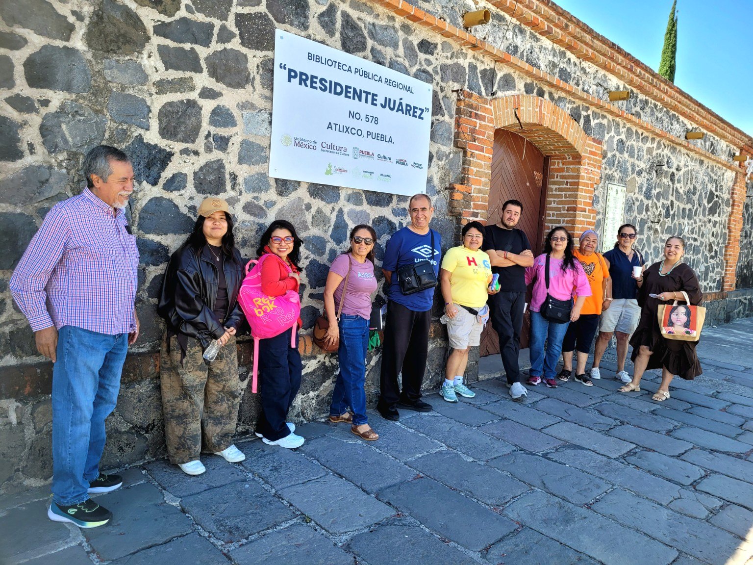 Grupo de participantes en una biblioteca