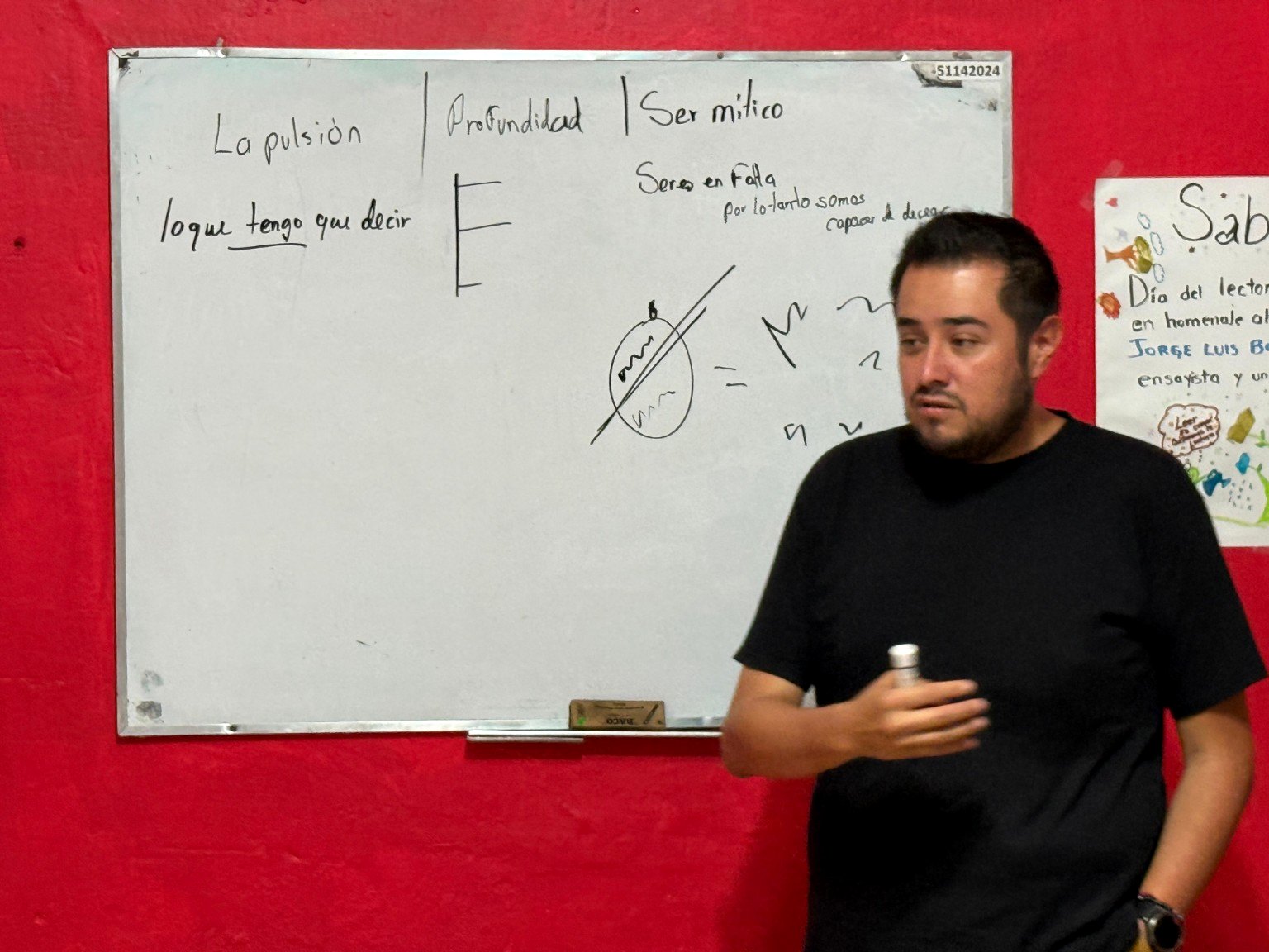 Martín Licona explica su metodología frente al pizarrón
