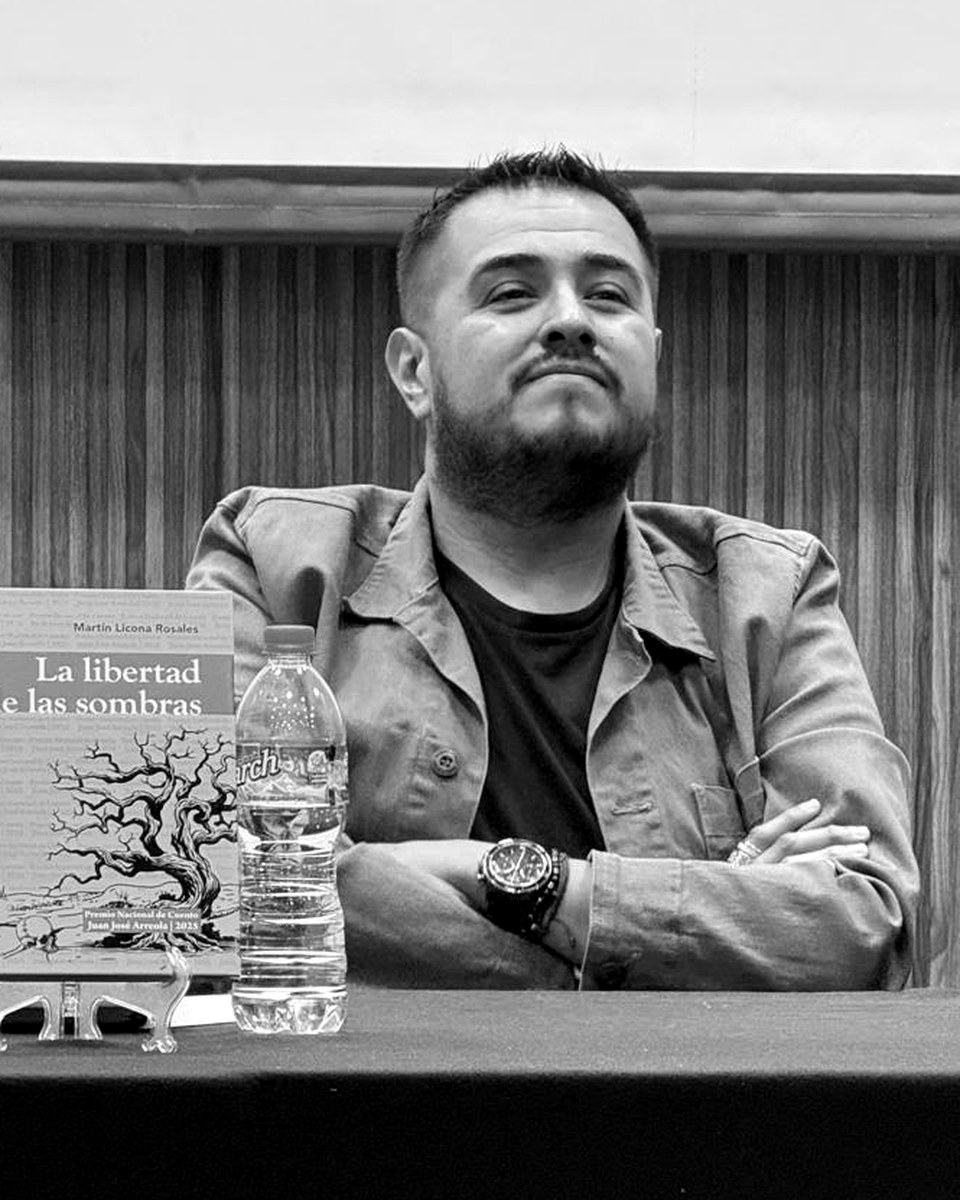 Martín Licona durante una presentación de La libertad de las sombras